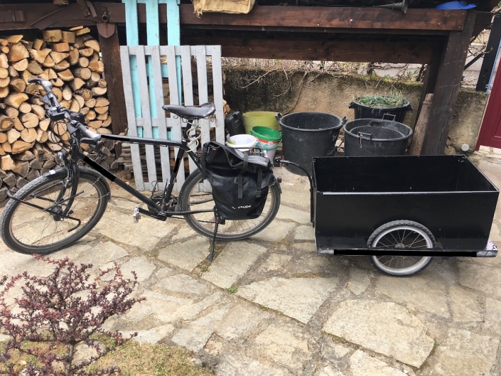 Matériel vélo remorque avec bordure